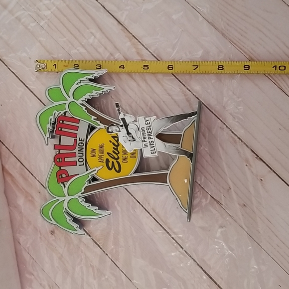 Now showing -Elvis Presley department 56 - Picture 8 of 13